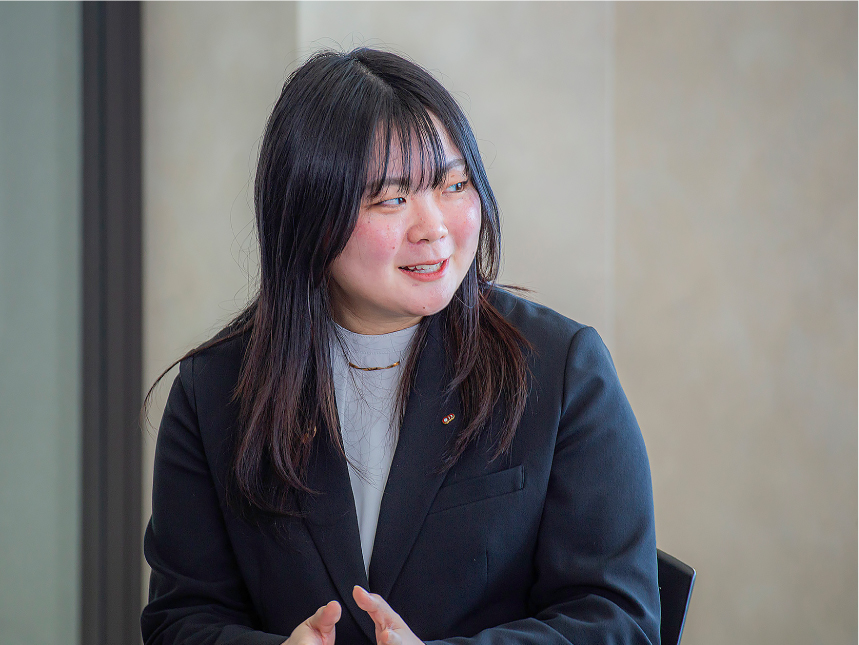 ［メディア創造本部 編成部 広告営業課］ 的場 悠芽